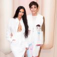 Assim como Kim Kardashian, Kris Jenner investiu no branco com um conjunto com estampa fashion e colorida