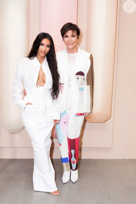 Assim como Kim Kardashian, Kris Jenner investiu no branco com um conjunto com estampa fashion e colorida