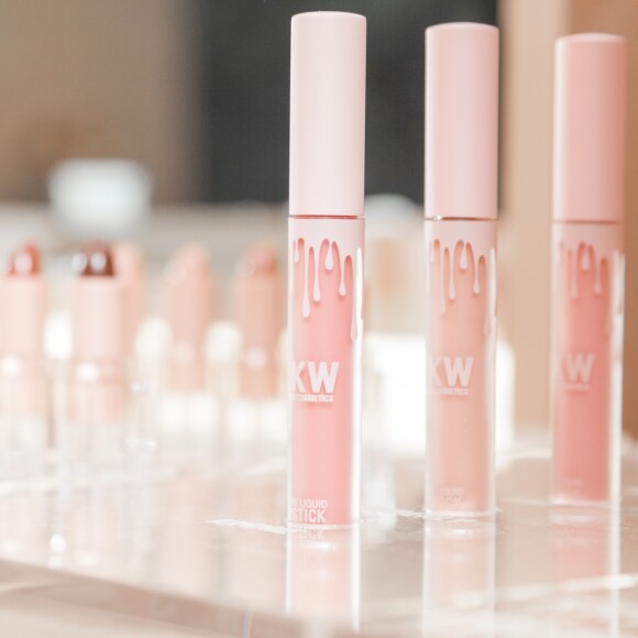Detalhe dos batons líquidos da KKW Beauty and Fragrance na pop up store da marca no shopping Westfield Century City, em Los Angeles, na Califórnia, nesta segunda-feira, 18 de junho de 2018