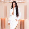 Kim Kardashian exibiu look com decote acentuado ao visitar a primeira loja da KKW Beauty and Fragrance no shopping Westfield Century City, em Los Angeles, na Califórnia, nesta segunda-feira, 18 de junho de 2018