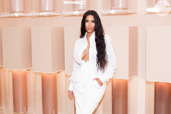 Kim Kardashian exibiu look com decote acentuado ao visitar a primeira loja da KKW Beauty and Fragrance no shopping Westfield Century City, em Los Angeles, na Califórnia, nesta segunda-feira, 18 de junho de 2018
