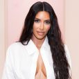 Kim Kardashian usou os longos fios soltos ao visitar a primeira da KKW Beauty and Fragrance no shopping Westfield Century City, em Los Angeles, na Califórnia, nesta segunda-feira, 18 de junho de 2018