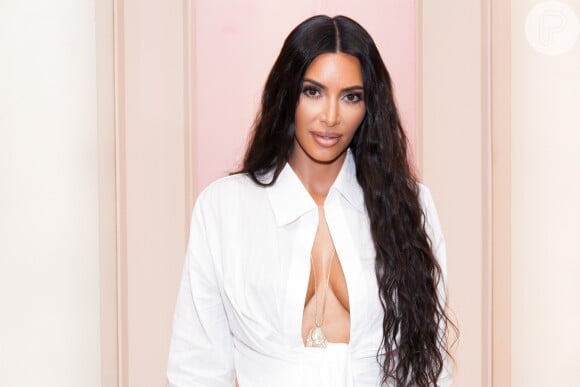 Kim Kardashian usou os longos fios soltos ao visitar a primeira da KKW Beauty and Fragrance no shopping Westfield Century City, em Los Angeles, na Califórnia, nesta segunda-feira, 18 de junho de 2018