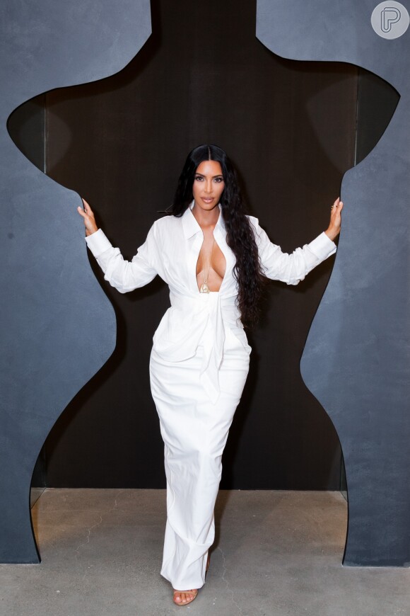 Kim Kardashian apostou na ousadia no look para visitar a pop up store da KKW Beauty and Fragrance no shopping Westfield Century City, em Los Angeles, na Califórnia, nesta segunda-feira, 18 de junho de 2018
