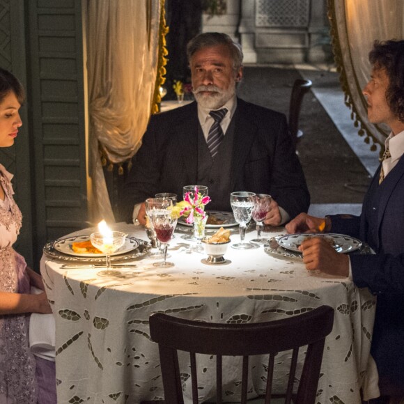 Com medo das ameaças do pai, Edmundo (Nando Rodrigues) ficou noivo de Ema (Agatha Moreira) na novela 'Orgulho e Paixão'