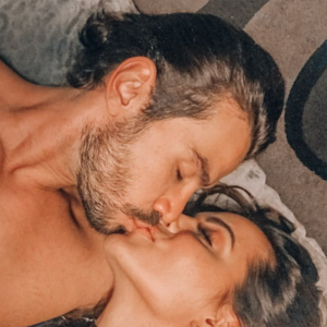 Carla Prata postou foto beijando o namorado, o sertanejo Mariano