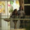 Ana Furtado e a filha, Isabella, caminharam abraçadas durante passeio em shopping