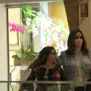 Ana Furtado e a filha, Isabella, caminharam abraçadas durante passeio em shopping