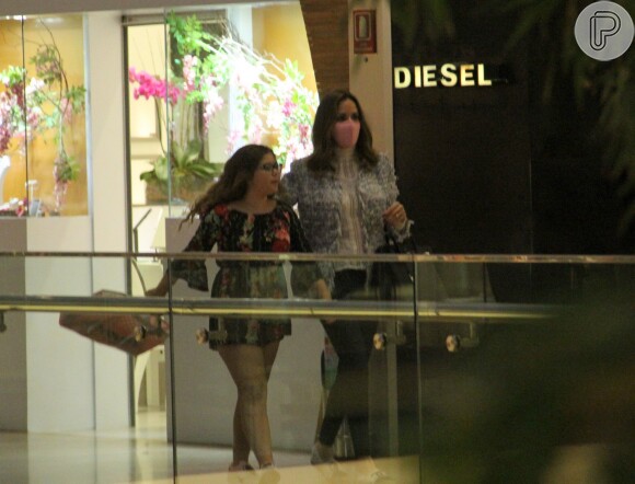 Ana Furtado e a filha, Isabella, caminharam abraçadas durante passeio em shopping
