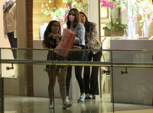 Ana Furtado e a filha, Isabela, saem de loja no Village Mall, na Barra da Tijuca