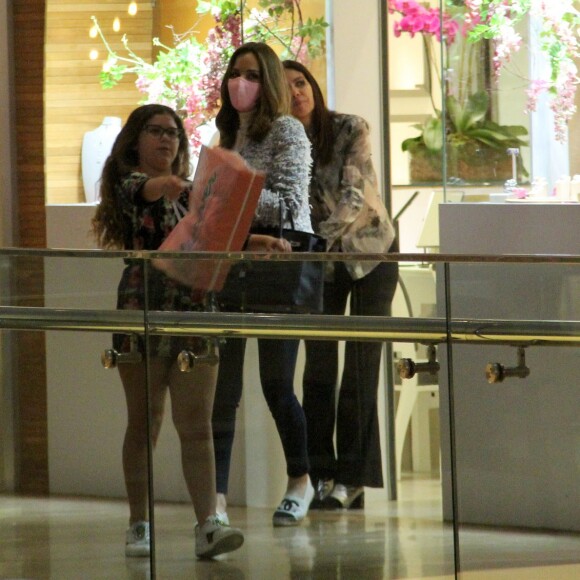 Ana Furtado e a filha, Isabela, saem de loja no Village Mall, na Barra da Tijuca