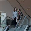 Ana Furtado conversa com a filha durante passeio em shopping na Barra da Tijuca