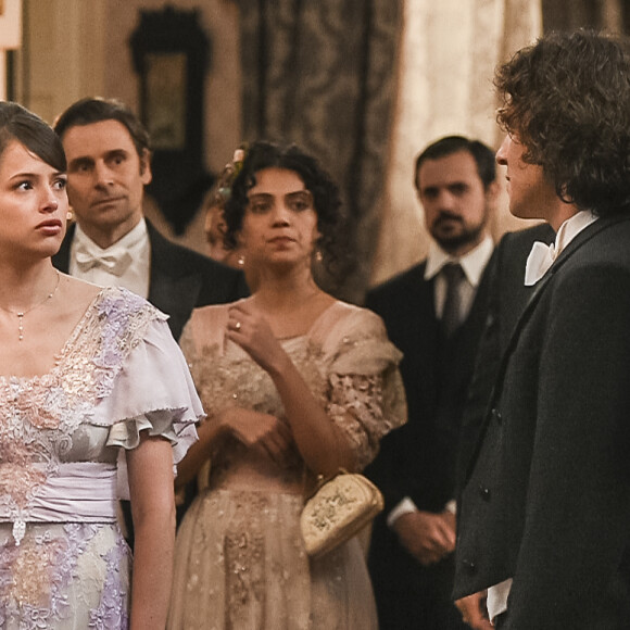 Ema (Agatha Moreira) passa por vexame na festa de noivado com Edmundo (Nando Rodrigues) na novela 'Orgulho e Paixão'