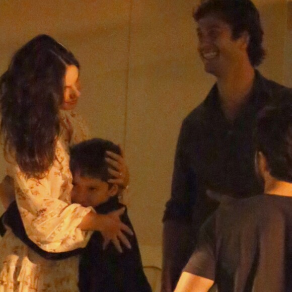 Isis Valverde foi abraçada por uma criança no aniversário do marido, André Resende