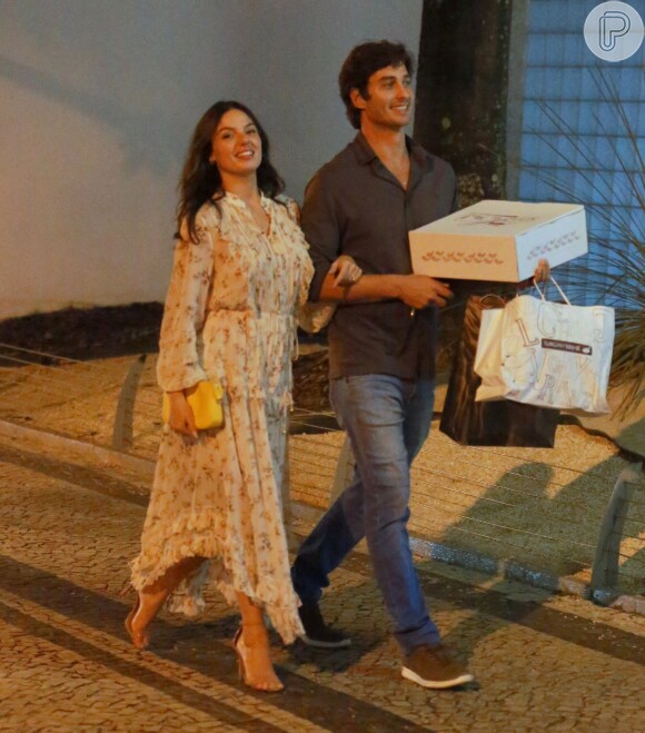Isis Valverde e o marido, André Resende, deixaram o restaurante com bolo e presentes após o aniversário do empresário