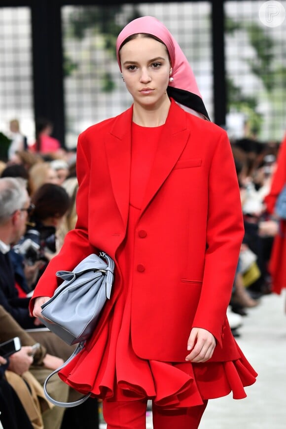 Valentino: sobreposição monocromática com vestido, blazer e calça, todos em alfaiataria e na cor que representa a marca, o vermelho