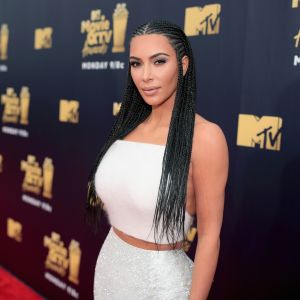 Kim Kardashian minimiza polêmica sobre tranças em evento em entrevista nesta quarta-feira, dia 20 de junho de 2018