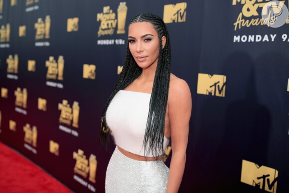 Kim Kardashian minimiza polêmica sobre tranças em evento em entrevista nesta quarta-feira, dia 20 de junho de 2018