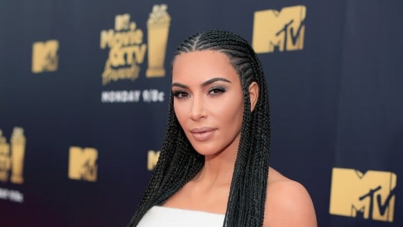 Kim Kardashian minimiza polêmica sobre tranças em evento: 'Porque North queria'