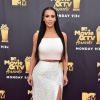 Kim Kardashian usou tranças fulani e um look branco no MTV Movie & TV Awards