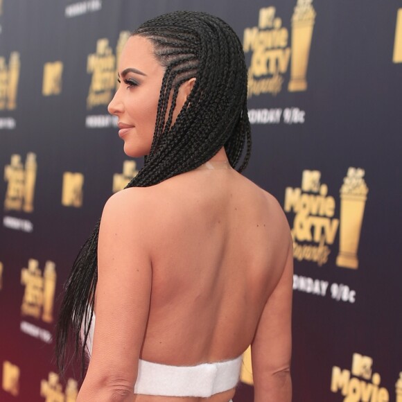 Kim Kardashian disse ter feito o penteado com a filha mais velha, North: 'Nós trançamos o cabelo dela e depois trançamos meu cabelo'