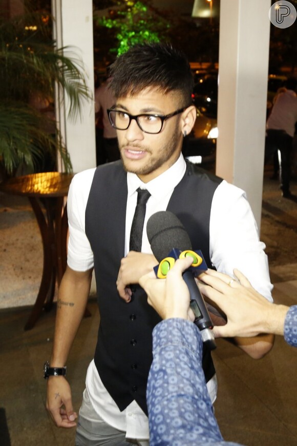 Neymar apareceu com visual diferente, sem o loiro nos cabelos