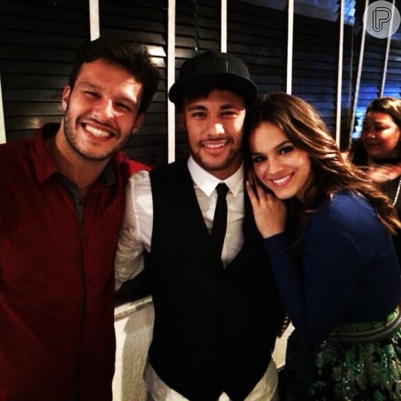 Neymar e Bruna posam com o ator Nando Rodrigues, que interpretou o Virgílio na segunda fase da novela