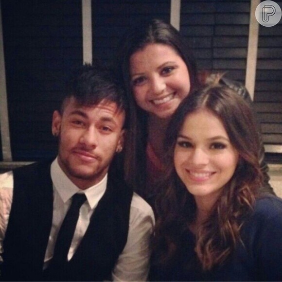 Bruna Marquezine e Neymar não negaram fotos com os convidados presentes na confraternização de despedida da novela