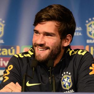 'Comemoração dupla hoje!! Vitória linda da nossa seleção. Depois de um jogo tenso e nosso aniversário de 3 anos de casamento!! Te amo e quero te amar cada vez mais e cada vez melhor, Alisson', escreveu a mulher do goleiro, Natália Becker, no Instagram 