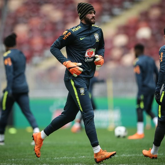 Alisson Becker tem 25 anos e é pai da pequena Helena, de apenas 1 ano de idade
