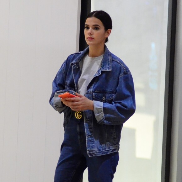 Bruna Marquezine, já clicada anteriormente em looks jeans, escolheu uma produção Balenciaga em jogo do Brasil na Rússia, nesta sexta-feira, dia 22 de junho de 2018