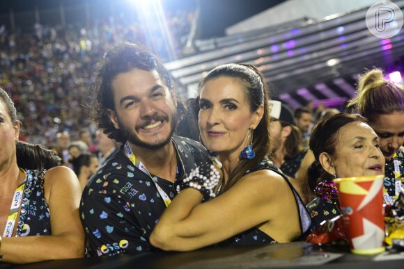 Fátima Bernardes e Túlio Gadêlha usaram blusas personalizadas para ver o jogo do Brasil