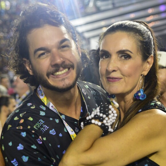 Fátima Bernardes e Túlio Gadêlha usaram blusas personalizadas para ver o jogo do Brasil