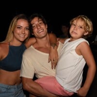 Filho de Neymar, Davi Lucca curte piscina com o namorado da mãe: 'Meus gatinhos'