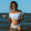 Cleo surge de lingerie branca no mar e compartilha foto no Instagram, em 23 de junho de 2018