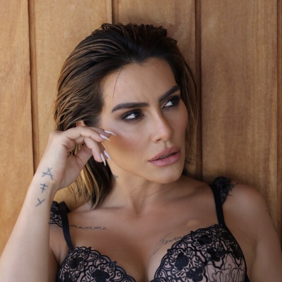 Cleo  surgiu de lingerie em uma campanha recente