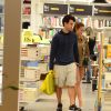 Marina Ruy Barbosa e o marido, Xande Negrão, fizeram compras em livraria durante passeio neste domingo (24)