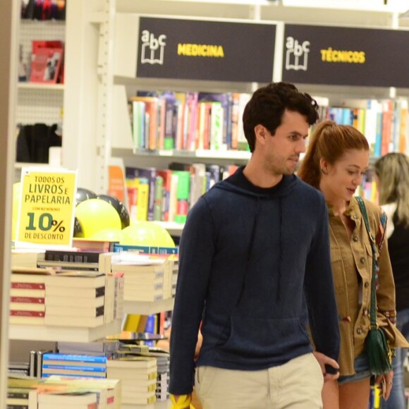 Marina Ruy Barbosa e o marido, Xande Negrão, fizeram compras em livraria durante passeio neste domingo (24)