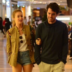 Marina Ruy Barbosa conversa com o marido, Xande Negrão, durante passeio em shopping na Barra