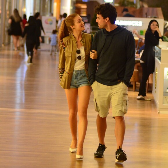 Marina Ruy Barbosa alia short jeans e salto em passeio com marido, Xande Negrão, neste domingo, dia 24 de junho de 2018