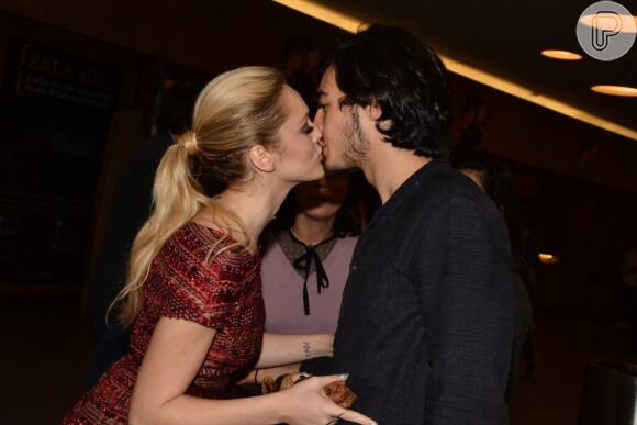 Isabelle Drummond beija o namorado Tiago Iorc durante evento em São Paulo