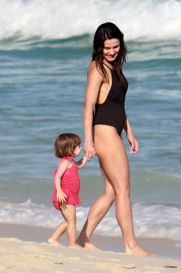 Kyra Gracie brinca na praia com a filha caçula, Kyara, de 1 ano e 8 meses