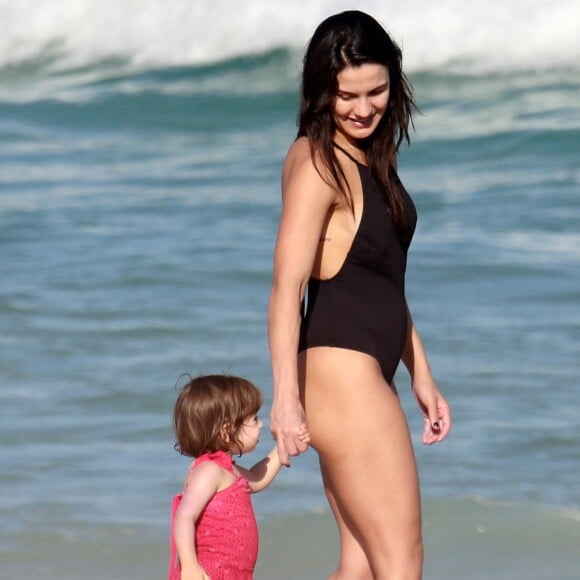 Kyra Gracie brinca na praia com a filha caçula, Kyara, de 1 ano e 8 meses
