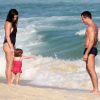 Malvino Salvador e Kyra Gracie curtem praia com a filha caçula, Kyara