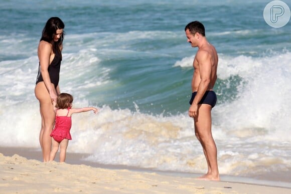 Malvino Salvador e Kyra Gracie curtem praia com a filha caçula, Kyara