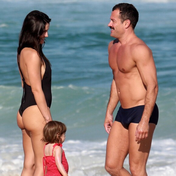 Malvino Salvador curte praia da Barra da Tijuca, no Rio de Janeiro, ao lado de Kyra Gracie e da filha caçula, Kyara, em 24 de junho de 2018