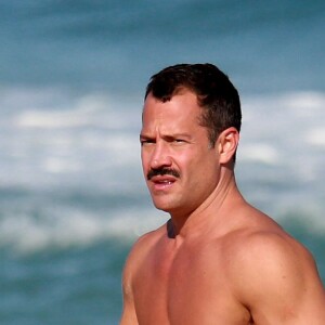 Malvino Salvador ostenta corpo em forma em dia de praia