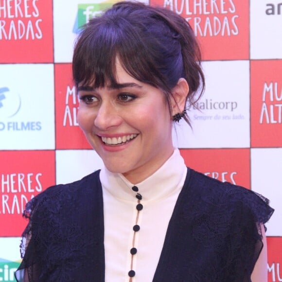 Alessandra Negrini deixou os brincos discretos à mostra ao prender o cabelo em um coque na pré-estreia do filme 'Mulheres Alteradas', no Kinoplex Leblon, na Zona Sul do Rio de Janeiro, na noite desta segunda-feira, 25 de junho de 2018