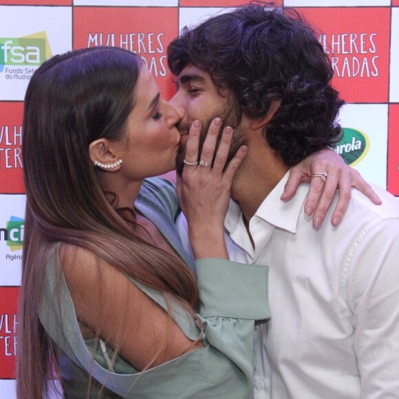 Deborah Secco e Hugo Moura trocaram beijos na pré-estreia do filme 'Mulheres Alteradas', no Kinoplex Leblon, na Zona Sul do Rio de Janeiro, na noite desta segunda-feira, 25 de junho de 2018