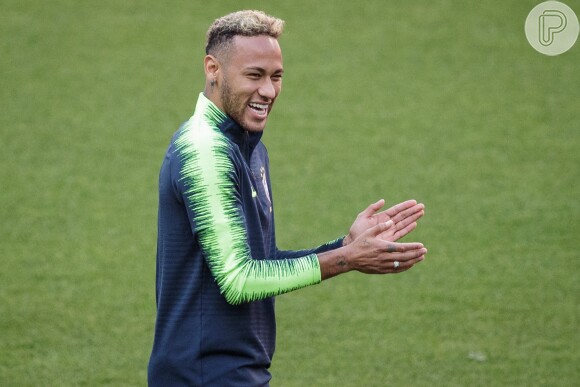 Neymar, ao entrar no hotel, vê Celso Portiolli e abraça o apresentador do SBT